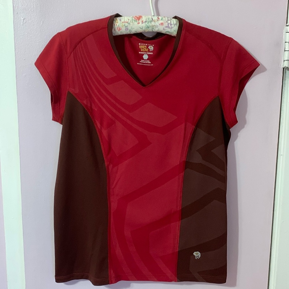 Mountain hardware t-shirt